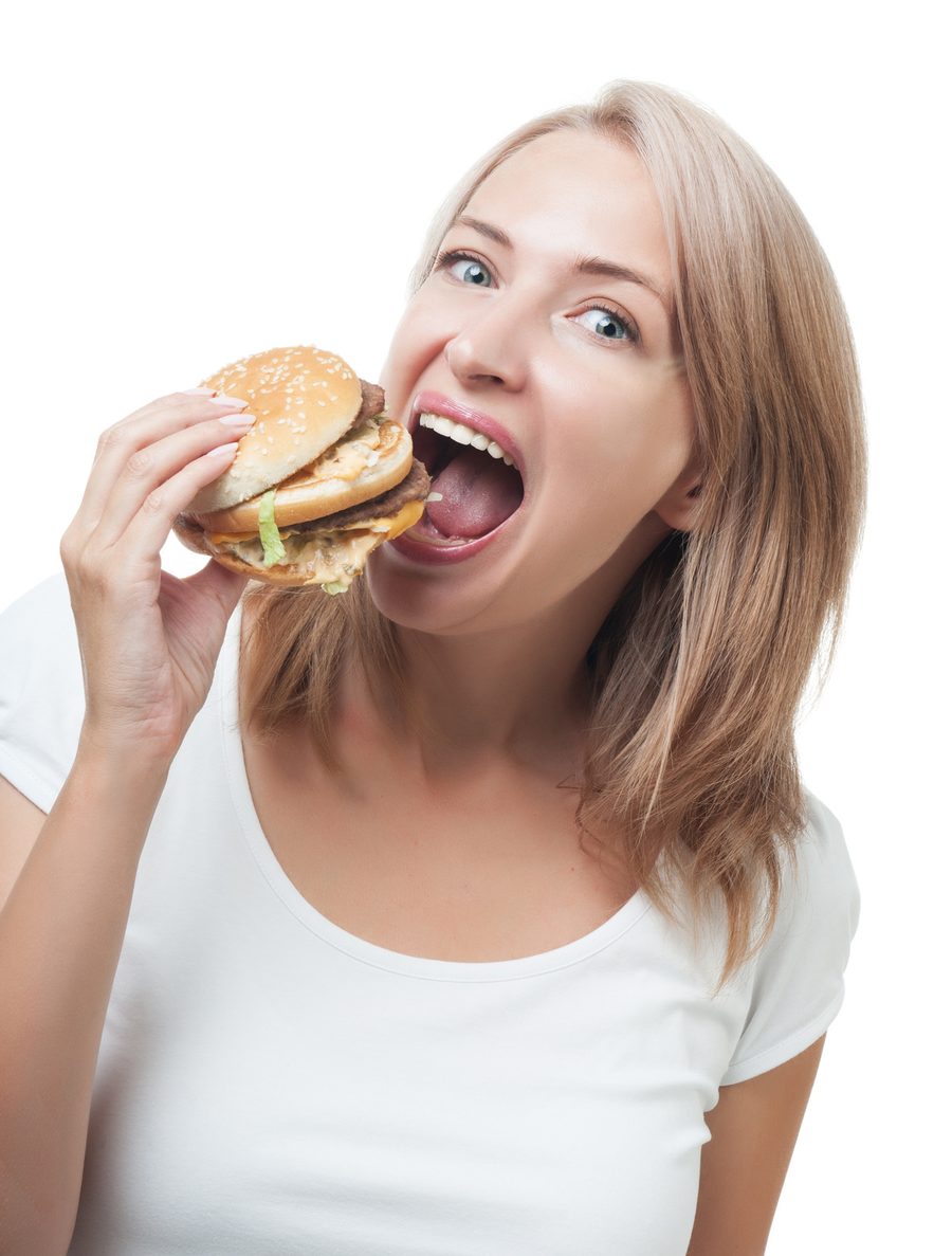 Frau beißt genüsslich in einen Burger